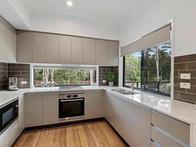 STUNNING TOWNHOUSE IN KENMORE. CLOSE TO SCHOOLS, BUS AND SHOPS. PRIVATE BUSHLAND OUTLOOK.