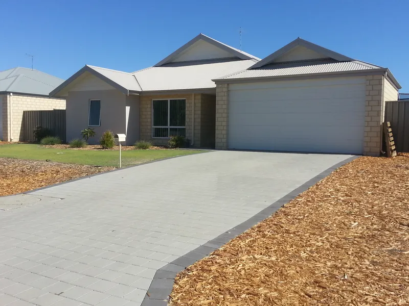 Modern 4x2 brick home in Estuary setting mins from schools and Mandurah shopping mall , only 1/2 hour outside of Perth by road or rail .