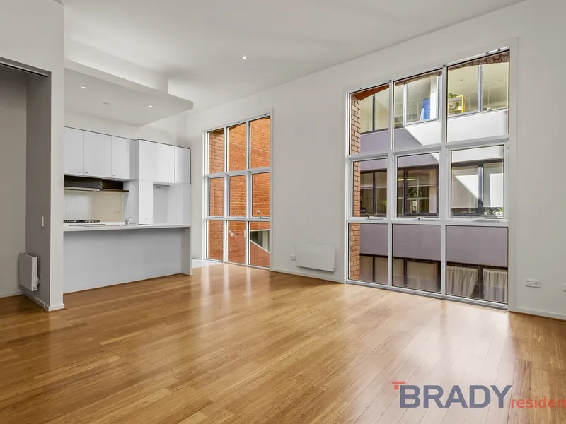 FRESHLY PAINTED 2 BEDROOM APARTMENT WITH POLISHED FLOORBOARDS.