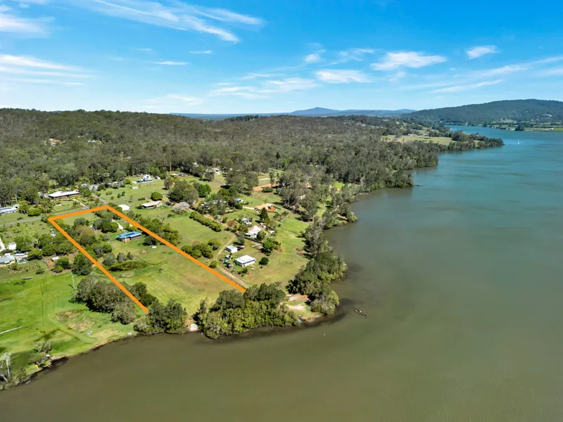 Riverbank property with amazing river views