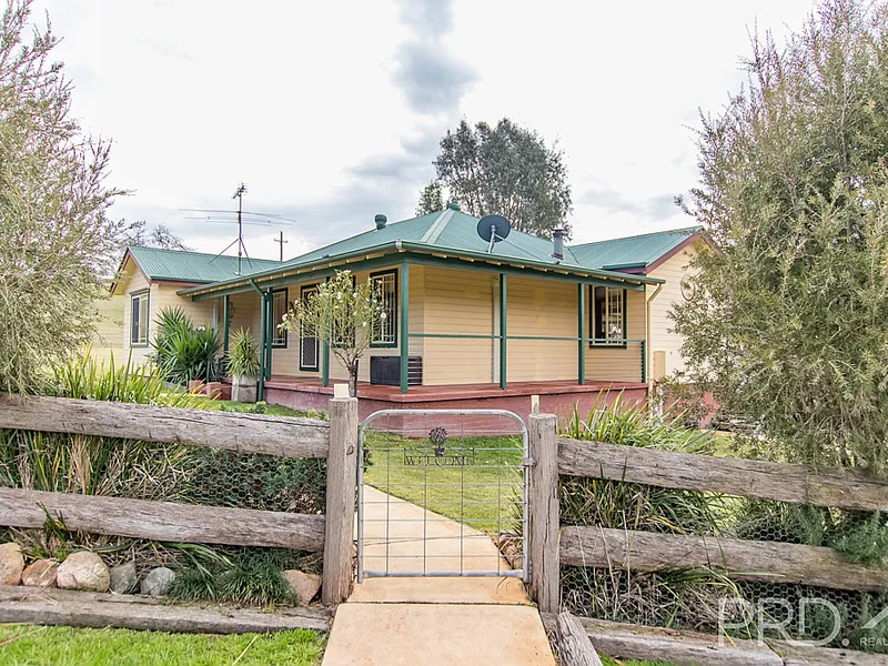 Small Acreage Living at its Finest!