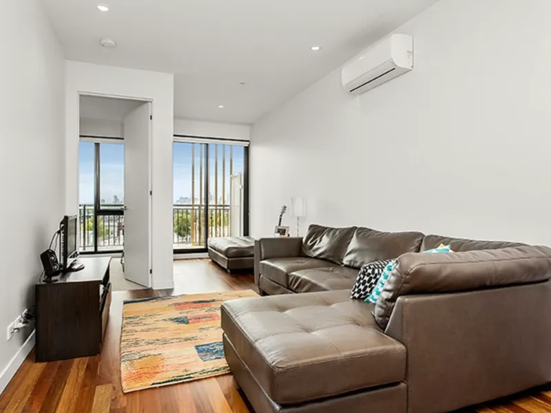 Modern Apartment, City Views and Vibrant Locale