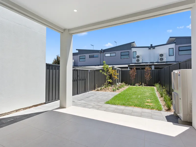 EXECUTIVE TWO STOREY HOME IN FABULOUS LOCATION!