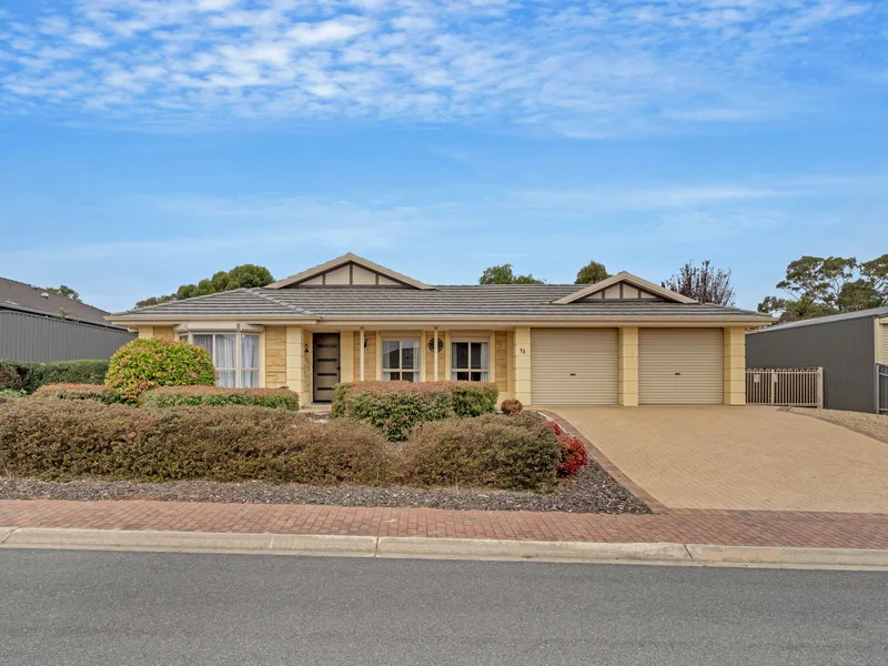 Beautifully appointed family home with boat / caravan parking