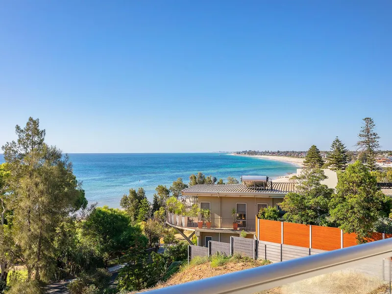 Luxury Beachside Residence with Ocean Views - Holiday at Home in This Kingston Park Gem