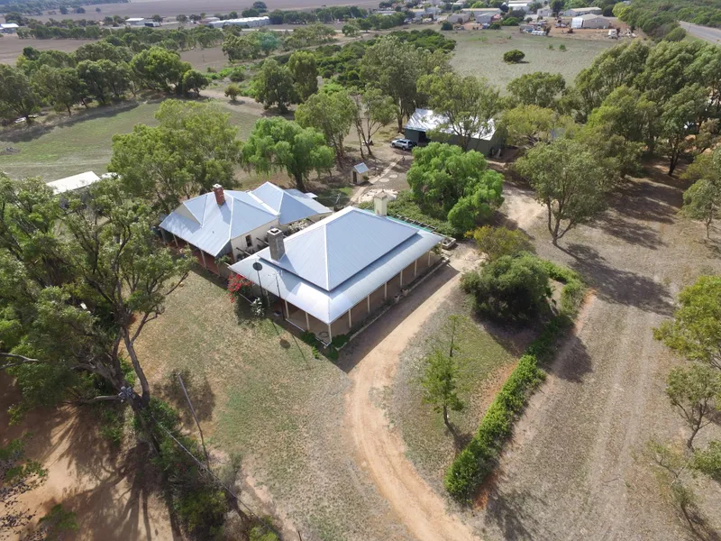 Beautifully Presented Historic Dongara Property