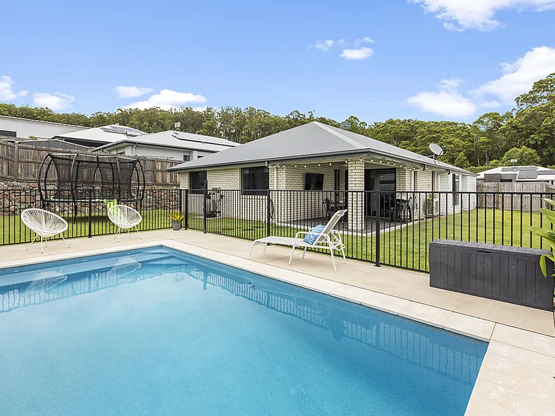 FANTASTIC FAMILY HOME! SIDE ACCESS, POOL, WALK TO SCHOOL, PARK & CAFE'! GREAT LOCATION!