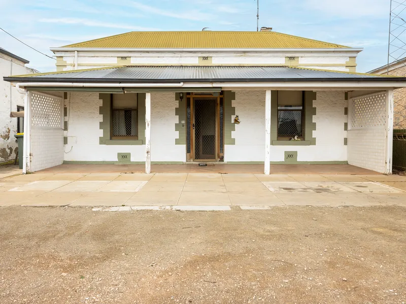 CLOSE TO SCHOOL, SHOPS AND PARK