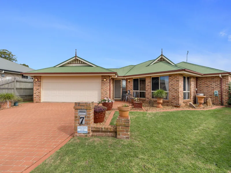 Peaceful Cul-De-Sac Living in Middle Ridge