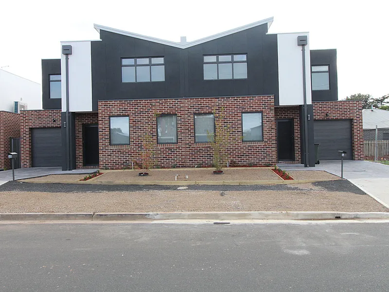 WALKING DISTANCE TO WERRIBEE TRAIN STATION !!