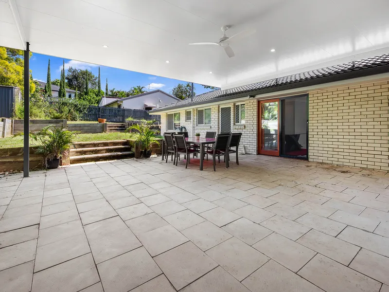 Quality Low-Set Brick Near Whites Hill Reserve on 716m2