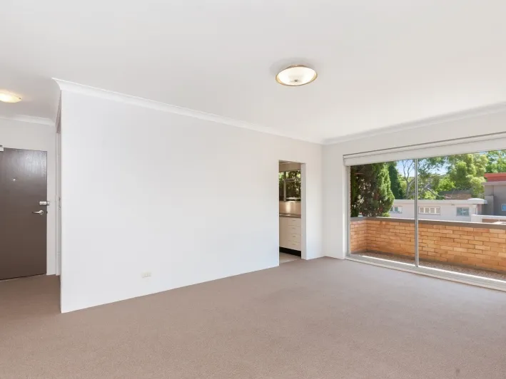 BRIGHT & SPACIOUS NORTH FACING APARTMENT