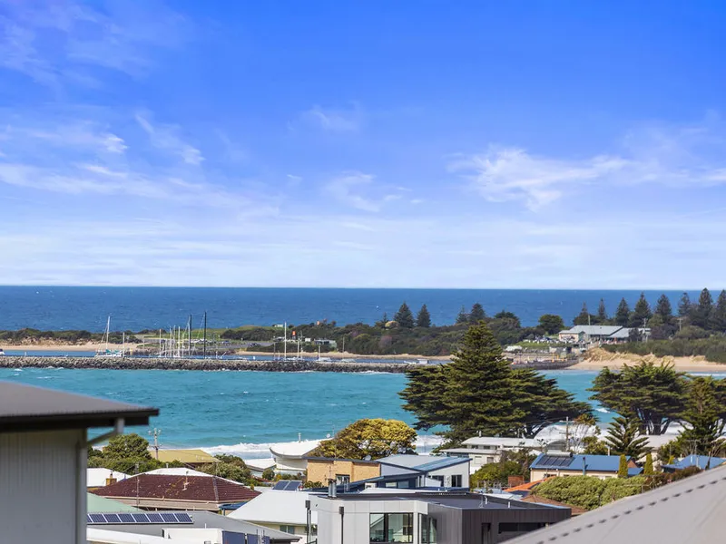 LARGE MODERN HOME WITH SPECTACULAR SEA VIEWS