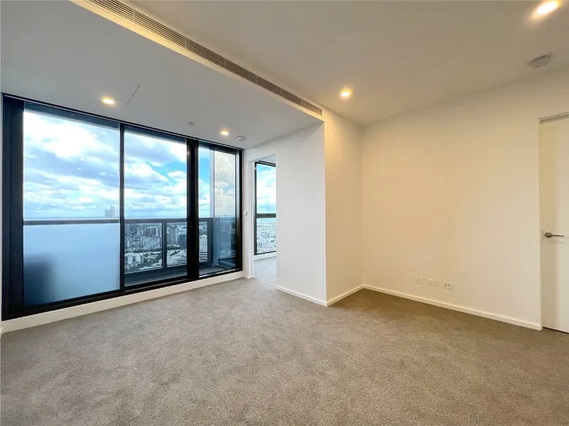 UNFURNISHED ELEGANT CORNER TWO BEDROOM APARTMENT LOCATED IN THE HEART OF SOUTHBANK