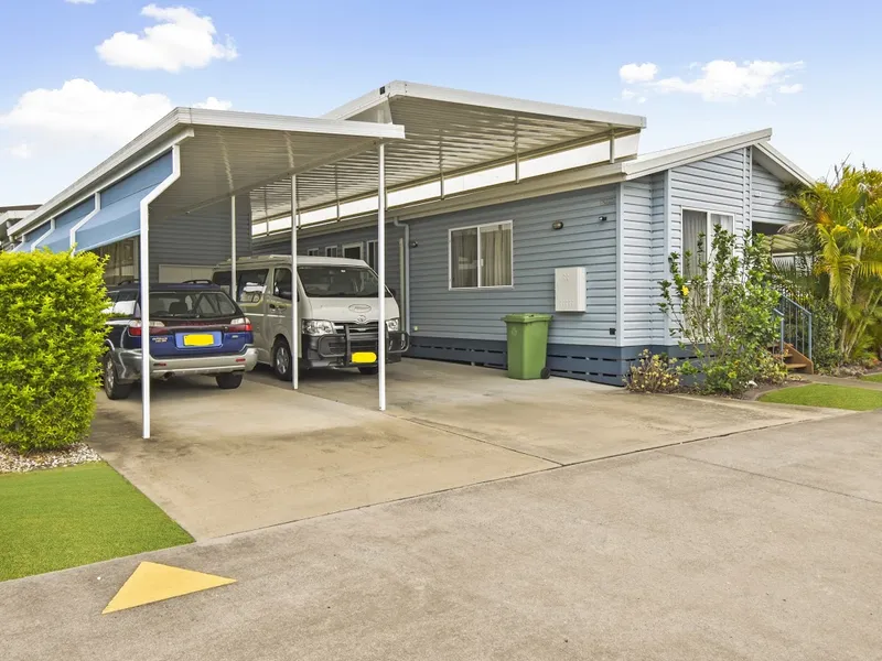 Lovely spacious home in award winning Park with very large workshop/annex.