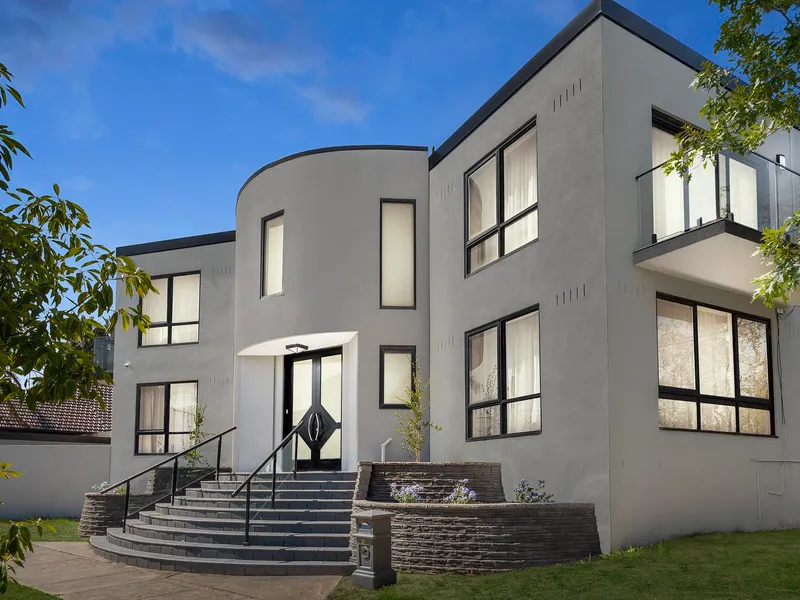 Contemporary Family Grandeur from Another Era
