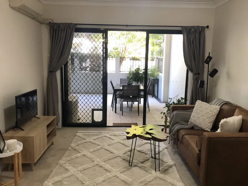 Spacious high ceiling one bedroom ground floor living