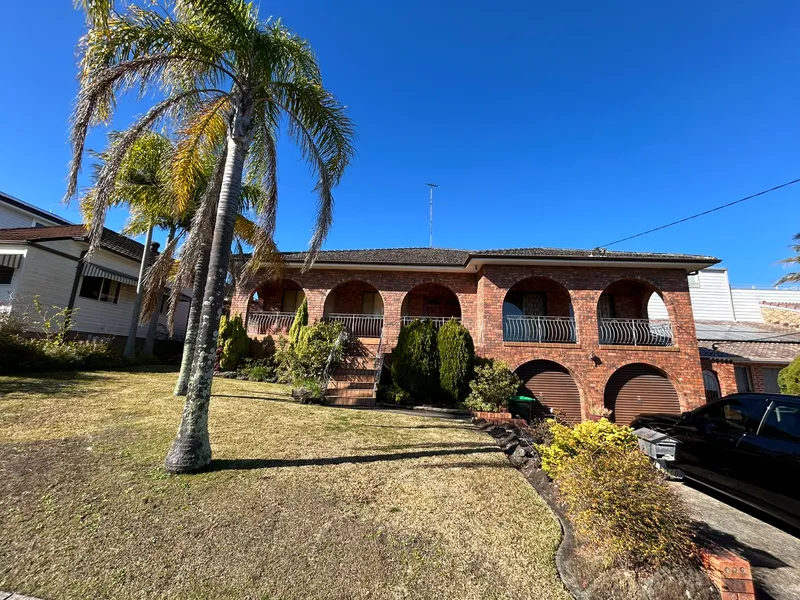 Extra Large Family Home - With Self Contained 2nd Home