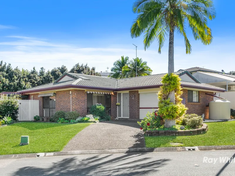 Brick Home on 490m2 in Private Scarlett Glade Estate with Pool & Tennis Court. Minutes from JPC.