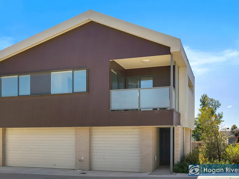 STYLISH THREE YEAR OLD ONE BEDROOM TOWNHOUSE