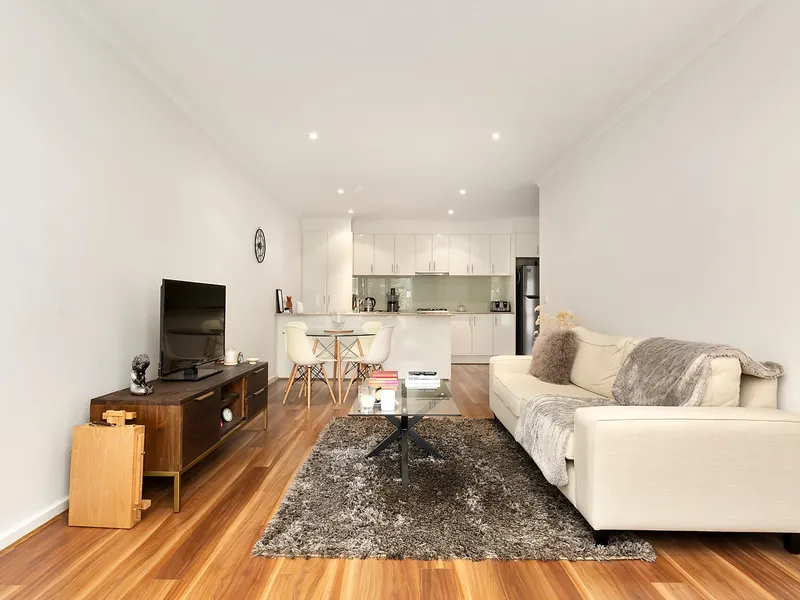 Feature-Packed One-Bedder with a Cool Courtyard Surprise!