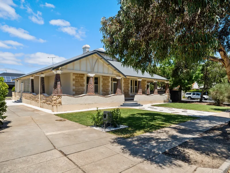 ELEGANT DOUBLE RETURN VERANDAH KENTISH GABLED BUNGALOW ON HUGE 1045sqm CORNER ALLOTMENT - Dreams Can Come True! 
