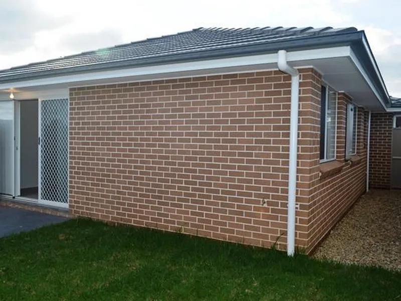 Modern 2 bedroom granny flat with air conditioning and off street parking!!