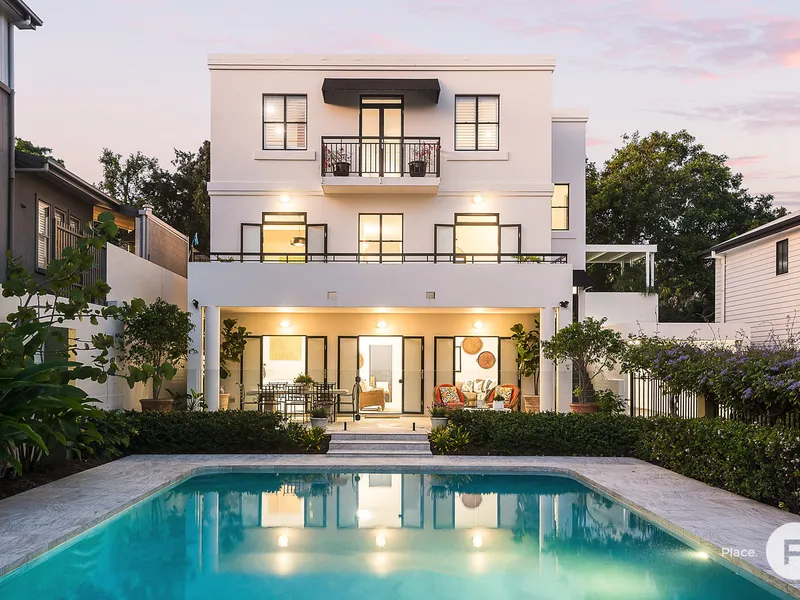 Luxury family living in a prime city-fringing enclave