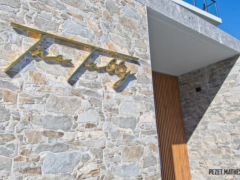 TOP FLOOR APARTMENT - LUXURY COASTAL LIVING