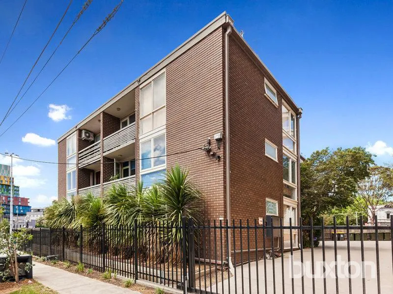 STUNNING 2 BEDROOM RENOVATION - HIGHLY DESIRABLE LOCATION!!