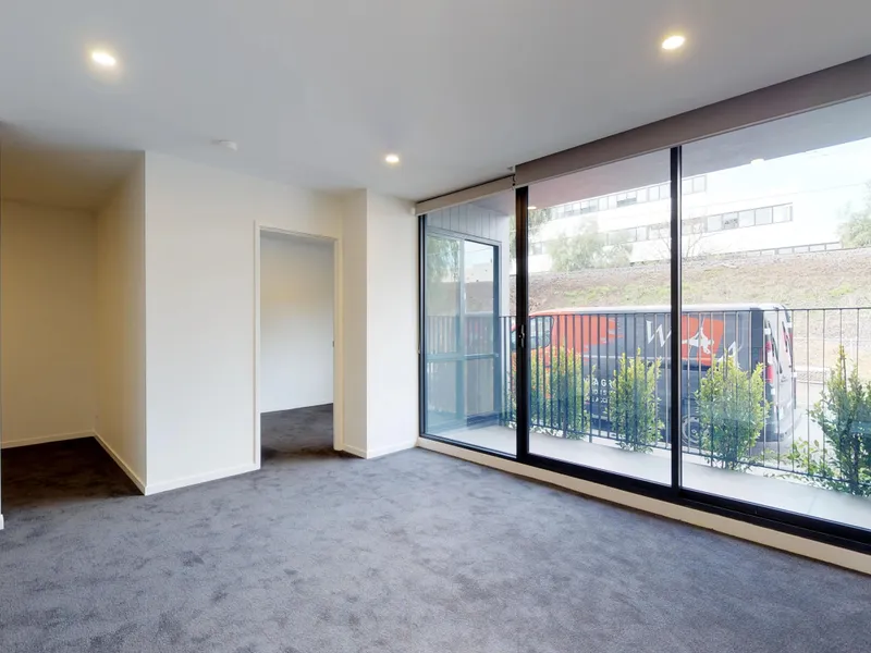 GROUND FLOOR BEAUTY! WALK OR CATCH THE TRAIN TO WORK!