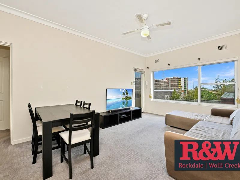 Well Presented 2 Bedroom Apartment