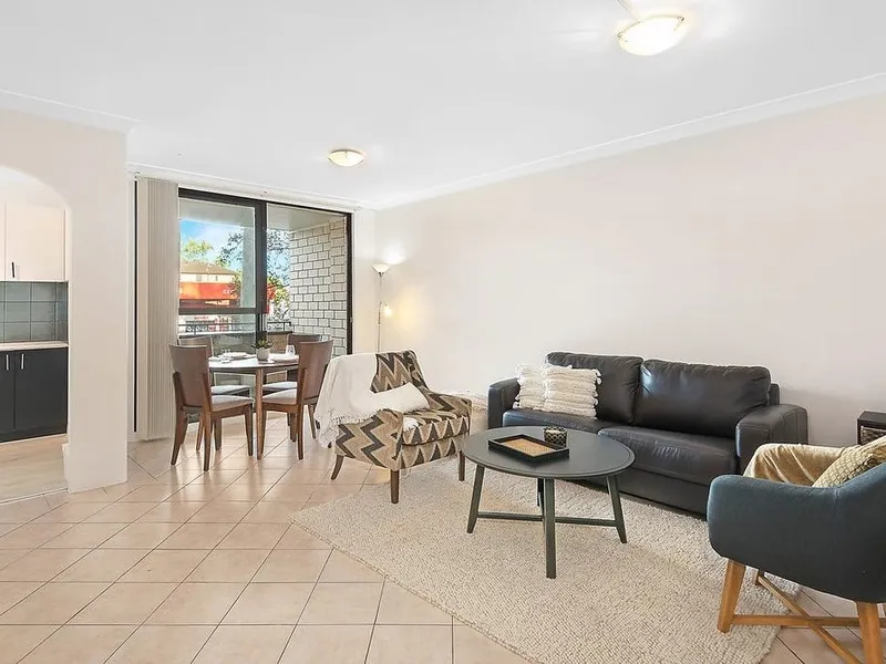 Large 2 Bedroom Apartment. Lock up Garage. Walk to City Centre, Restaurants & River Foreshore.