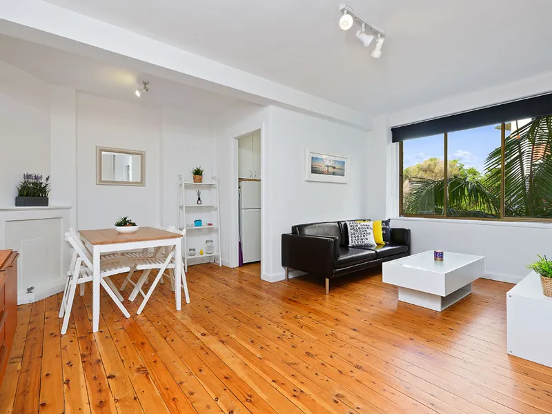 Full furnished apartment with wooden floor