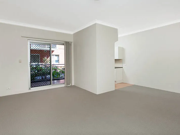 RENOVATED 2 BEDDER IN ULTRA-CONVENIENT LOCALE!