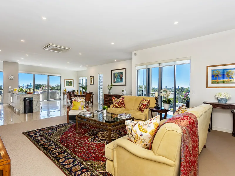 PREMIER PENTHOUSE IN VARSITY LAKES