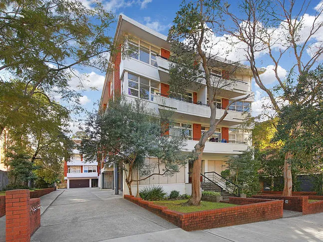 LIGHT FILLED ONE BEDROOM IN SUPERB LOCATION !!
