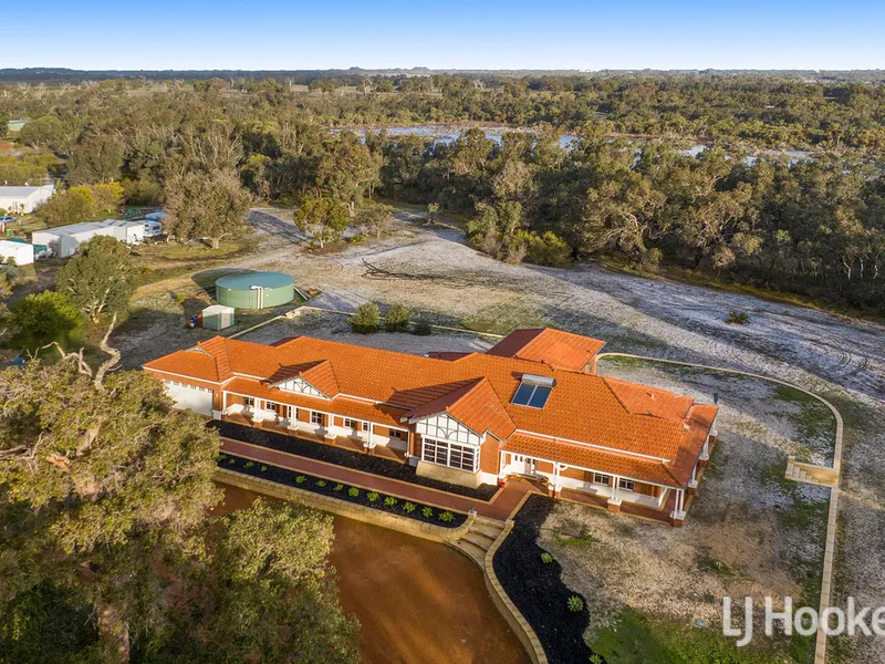 Perfect blend of 2.01HA country living with a 503m2 modern feeling home