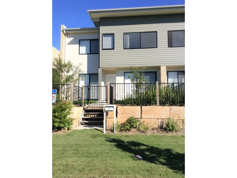 BEST OFFER EVER - 4 Bedroom Townhouse NEAT AS A PIN