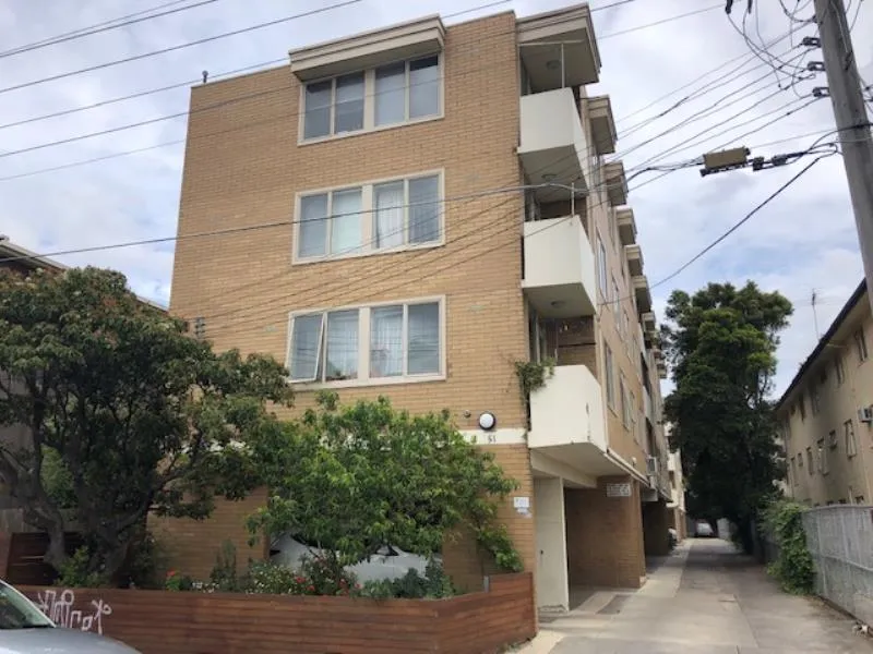 IDEAL 1ST FLOOR APARTMENT IN SENSATIONAL LOCATION