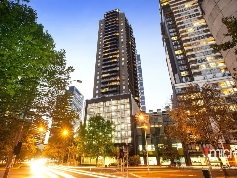 Excellent one bedroom apartment on the 14th floor of Southpoint, within walking distance to Flinders Street Station, Crown Entertainment Complex, the