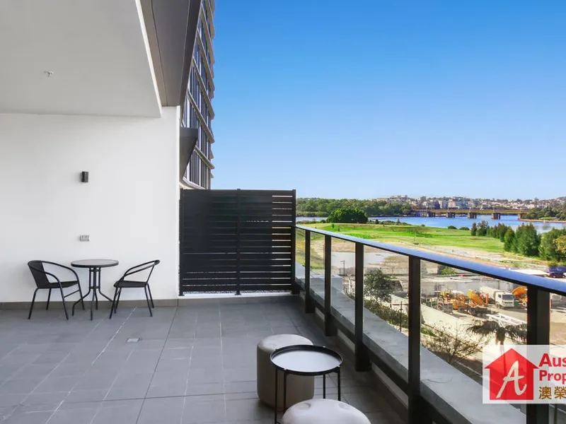 Beautiful water-view apartment above the Shopping Centre!