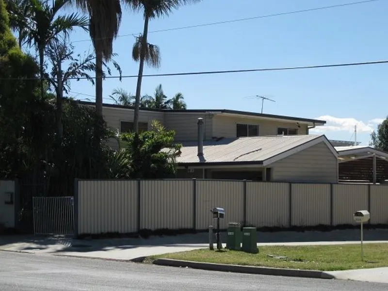 TROPICAL STYLE LIVING - HUGE 5 BEDROOM FAMILY HOME