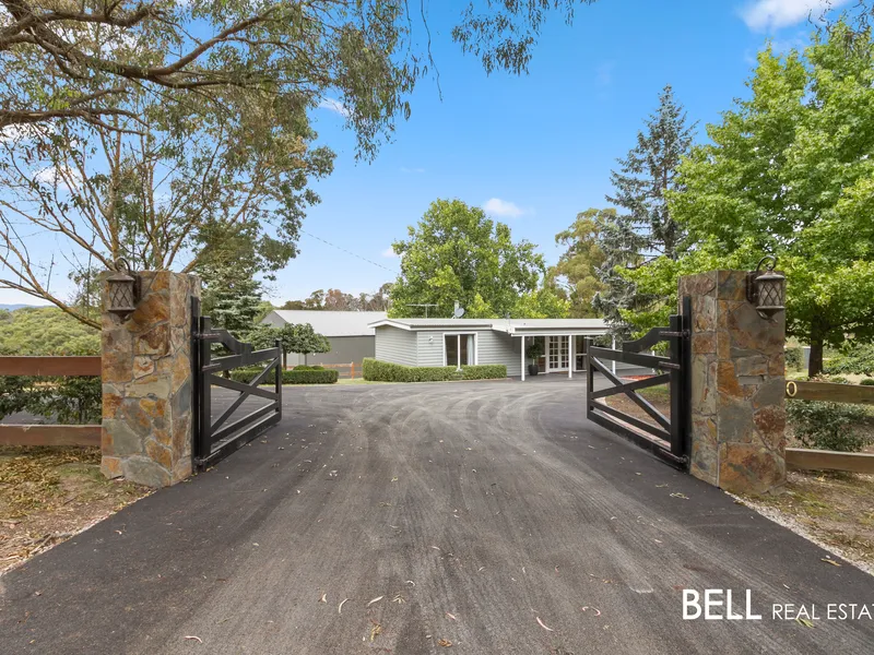 Beautifully Presented Home On Acreage!