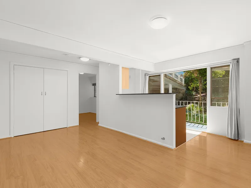 Light, bright and walk to rail