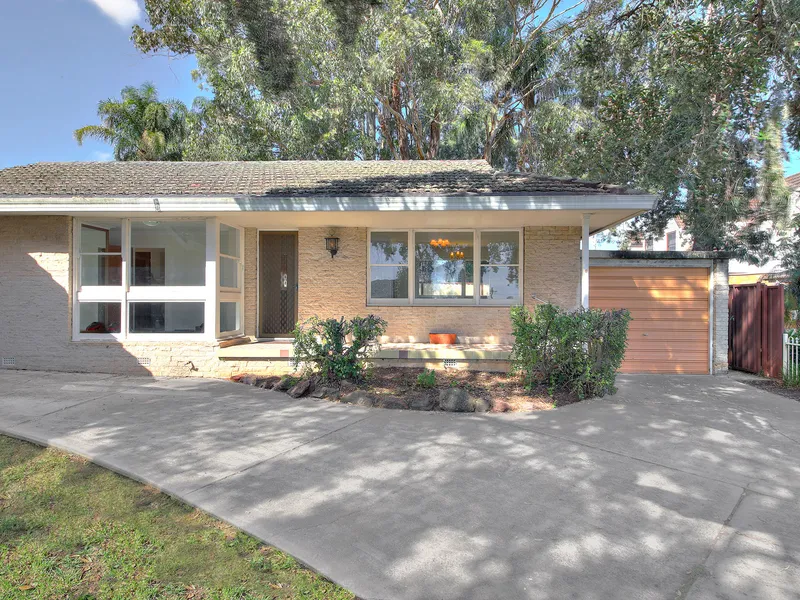FRESHLY PAINTED TOWNHOUSE