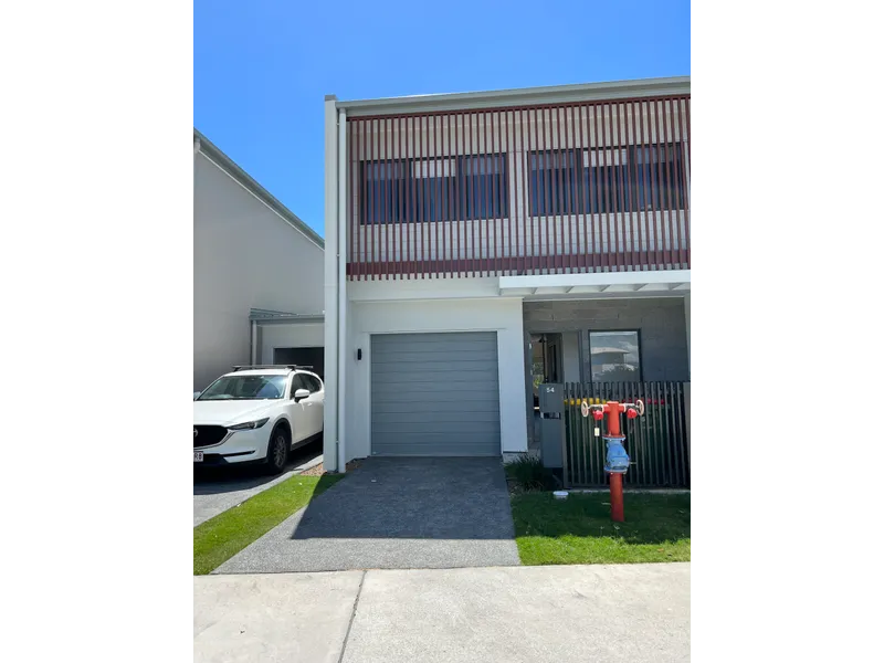 Modern townhouse in Hope Island for rent/ unfurnished