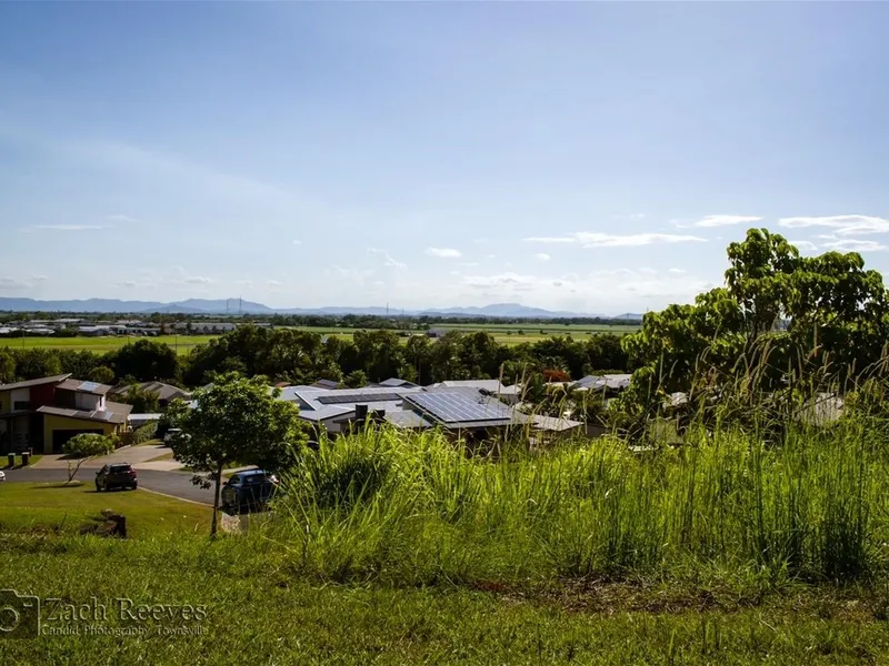 Spacious Land atop Glenella with Grand Views (1346m2)