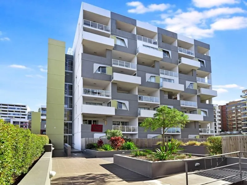 Large 1 Bedroom Apartment + Study/2nd Bedroom