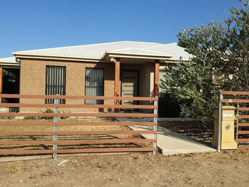 FULLY FURNISHED 4 BEDROOM HOME IN WANDOAN QLD 4419